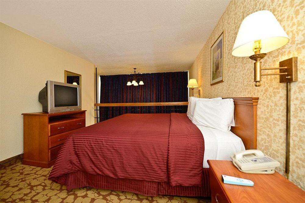 Best Western Tulsa Airport Room photo
