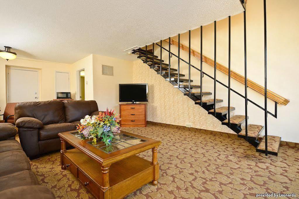 Best Western Tulsa Airport Interior photo